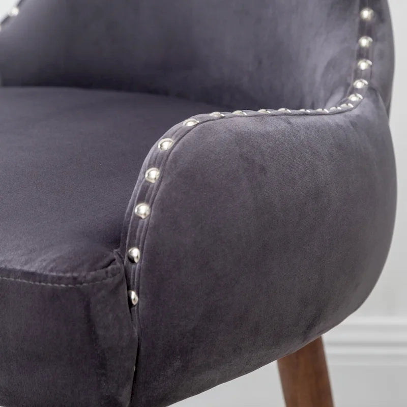 Fauteuil d'appoint en velours gris avec pieds en bois d'hévéa