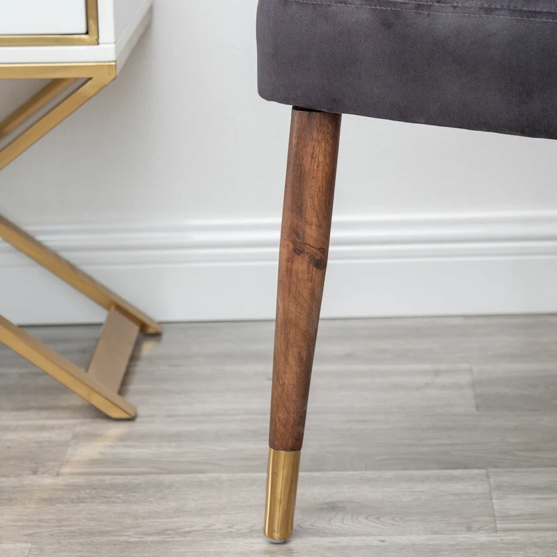Fauteuil d'appoint en velours gris avec pieds en bois d'hévéa