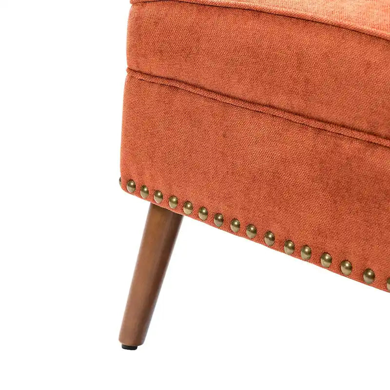 Fauteuil d'appoint transitionnel avec garniture cloutée