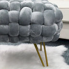 Tête de lit capitonnée ailée avec détails touffetés