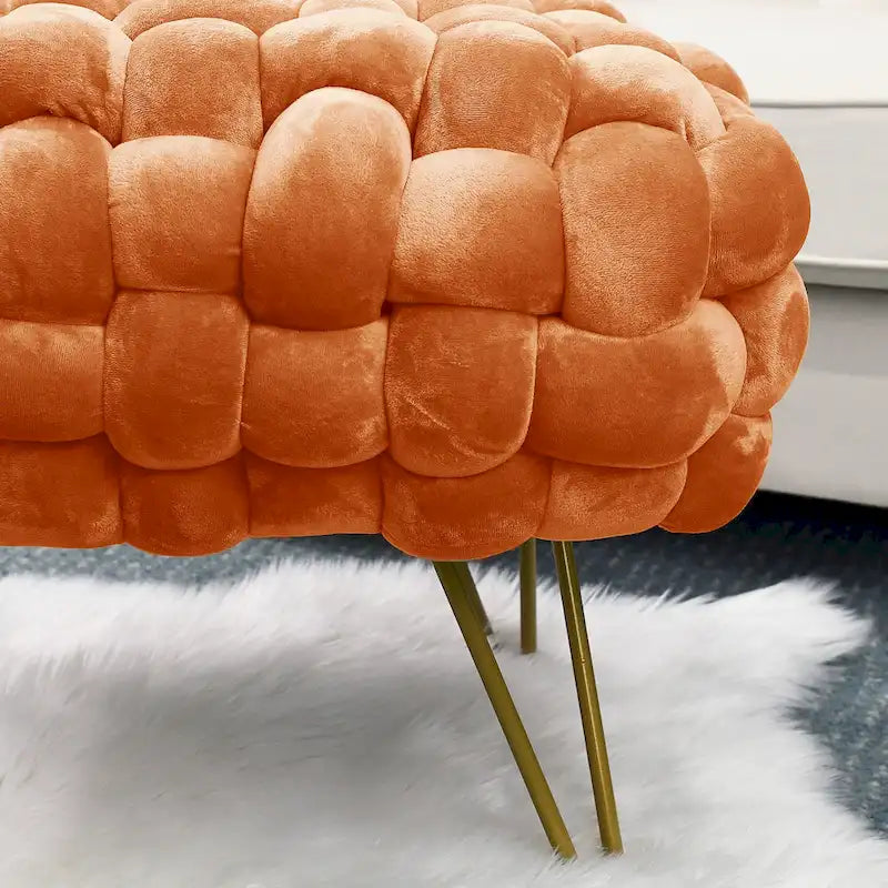 Tête de lit capitonnée ailée avec détails touffetés