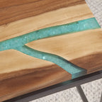 Table basse en bois d'acacia avec incrustations de résine et piètement en métal