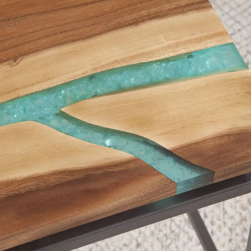 Table basse en bois d'acacia avec incrustations de résine et piètement en métal